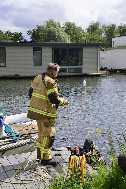 2021/118/20210806-12u03 GB 011 Auto te water Nieuwemeerdijk.jpg